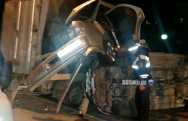 В Южно-Сахалинске в результате ДТП \&#187;Тойота\&#187; оказалась в кузове грузовика
