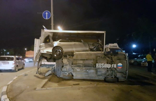 В Южно-Сахалинске в результате ДТП \&#187;Тойота\&#187; оказалась в кузове грузовика