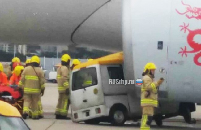 Микроавтобус столкнулся с самолетом в Гонконге