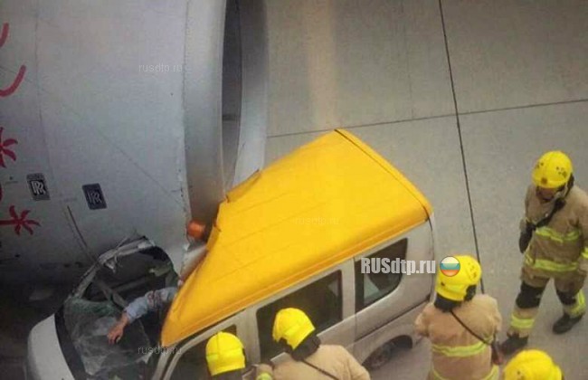 Микроавтобус столкнулся с самолетом в Гонконге