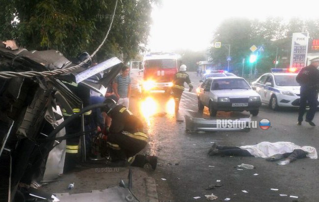В Томске в утреннем ДТП «Опель» снёс две световые опоры. Один человек погиб и трое в реанимации