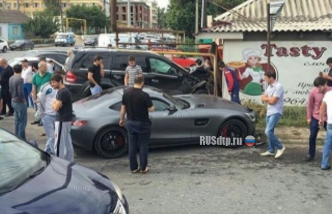 Момент ДТП с участием спорткара Хабиба Нурмагомедова попал в объектив камеры