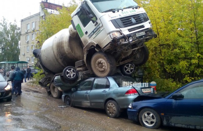 Во Владимире пьяный водитель бетономешалки смял 13 автомобилей