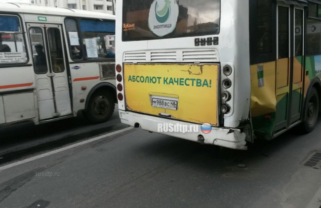 \&#187;Мерседес\&#187; и автобус столкнулись на улице Водопьянова в Липецке