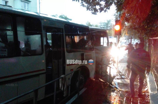 Восемь человек пострадали при столкновении двух автобусов в Туапсе