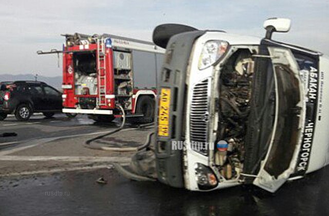 10 человек пострадали в перевернувшейся маршрутке в Хакасии