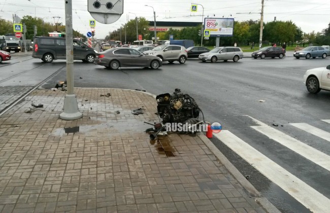 В Петербурге в результате ДТП автомобиль влетел в остановку с людьми