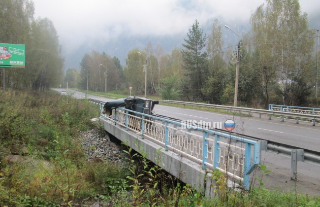 В Хакасии у «Жигулей» срезало крышу перилами моста