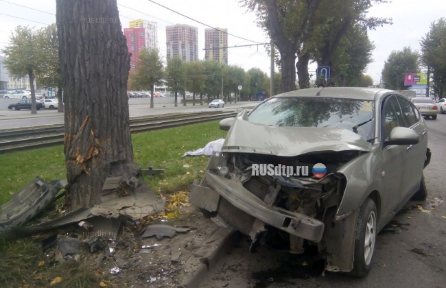 В Екатеринбурге от столкновения с деревом погибла 26-летняя пассажирка \&#187;Ниссана\&#187;