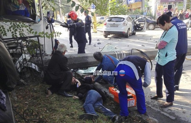 В Таганроге в ДТП с маршруткой двое погибли и 13 человек пострадали
