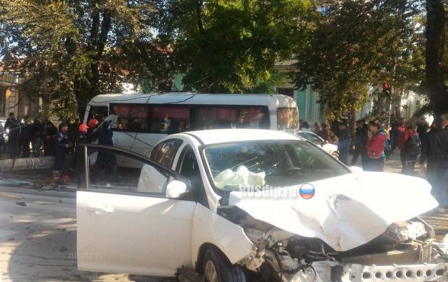 В Таганроге в ДТП с маршруткой двое погибли и 13 человек пострадали