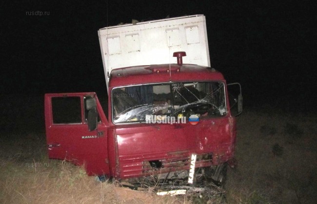 Водитель и пассажир пикапа погибли в ночном ДТП в Калмыкии