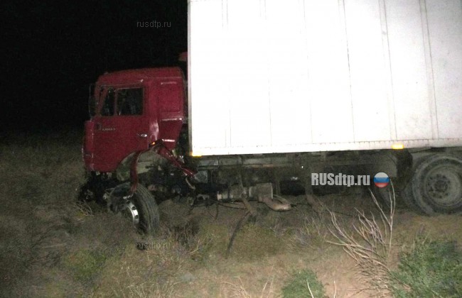 Водитель и пассажир пикапа погибли в ночном ДТП в Калмыкии