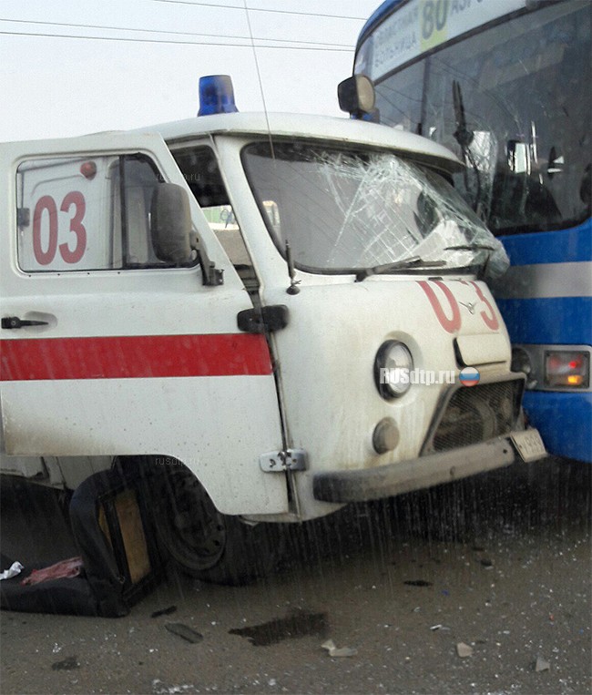 Два фельдшера скорой помощи пострадали в ДТП с автобусом в Иркутске