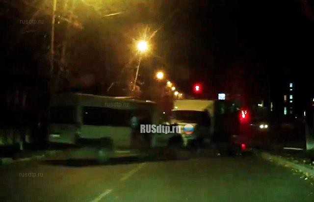 ВИДЕО: в Туле пассажиры выпадали из маршрутки после столкновения с грузовиком