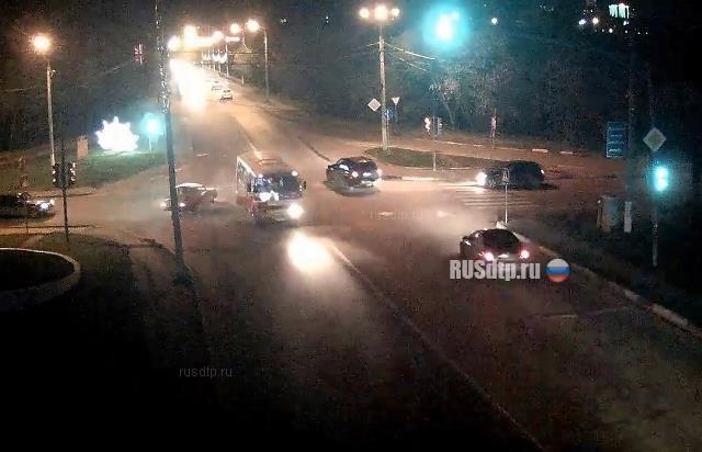 Автобус и легковой автомобиль столкнулись в подмосковном Серпухове