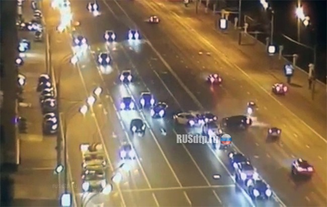 ВИДЕО: пять автомобилей столкнулись на Ленинском проспекте в Москве