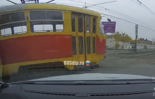 В Екатеринбурге столкнулись Шкода и трамвай