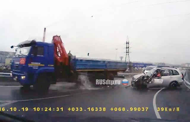 ВИДЕО: легковой автомобиль и КАМАЗ столкнулись на Ленинградском шоссе в Мурманске