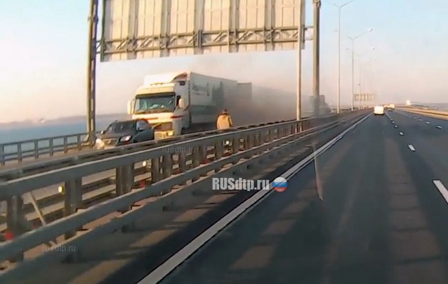 Момент ДТП с грузовиками на КАД запечатлел видеорегистратор