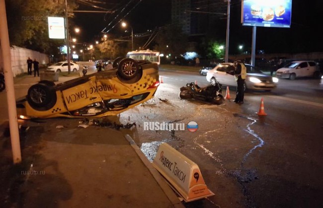 На севере столицы мотоцикл перевернул такси