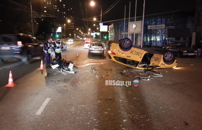 На севере столицы мотоцикл перевернул такси