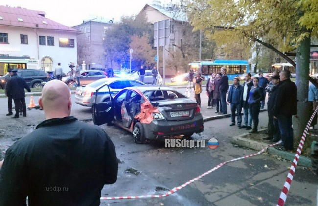 В Москве "Делимобиль" насмерть сбил троих человек на остановке