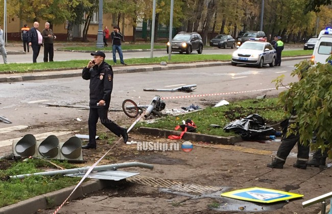 В Москве "Делимобиль" насмерть сбил троих человек на остановке