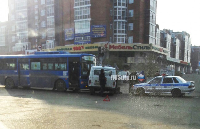 Два фельдшера скорой помощи пострадали в ДТП с автобусом в Иркутске