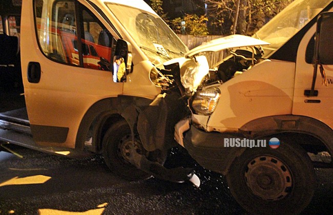 ВИДЕО: в Туле пассажиры выпадали из маршрутки после столкновения с грузовиком