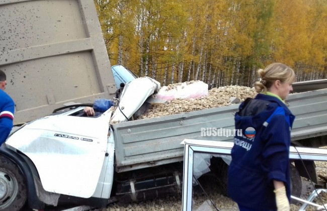 Под Нижним Новгородом грузовик с щебнем раздавил два автомобиля