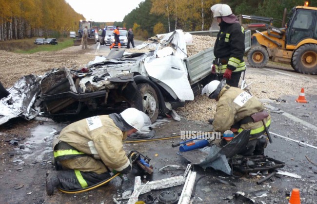 Под Нижним Новгородом грузовик с щебнем раздавил два автомобиля