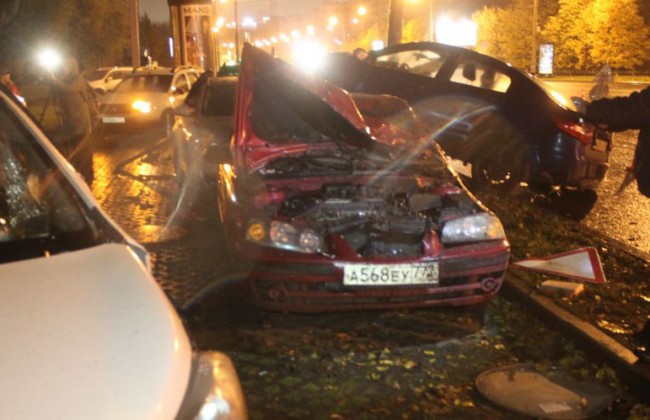Уснувший водитель врезался в 5 припаркованных машин на Симоновском валу
