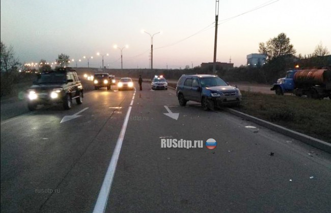 Автомобиль насмерть сбил дорожного рабочего в Иркутске. Видео