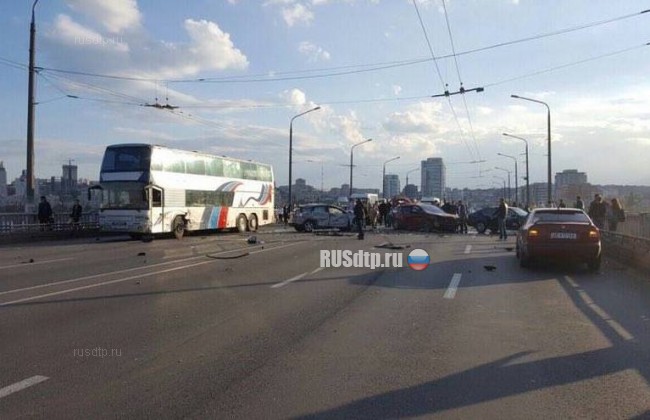 10 автомобилей столкнулись на Новом мосту в Днепре