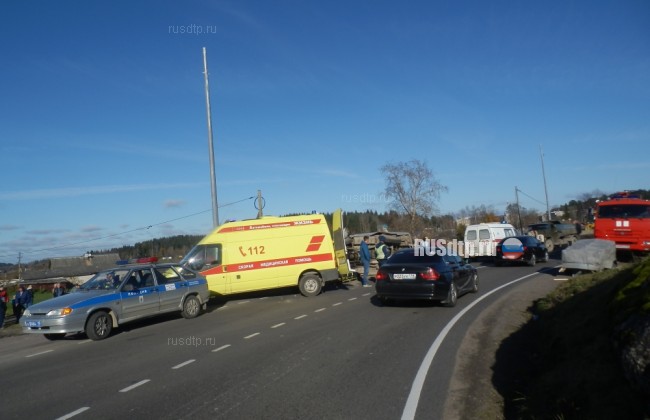 В Карелии столкнулись ВАЗ и УАЗ. Один погиб и шестеро пострадали