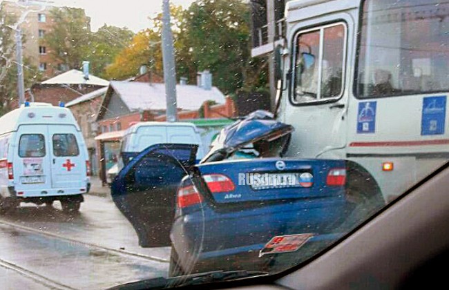 В Ростове-на-Дону автомобиль столкнулся с автобусом. Погиб человек