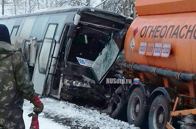 В Красноярском крае рейсовый автобус столкнулся с бензовозом
