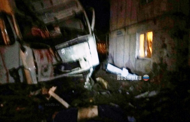 На Урале грузовик врезался в жилой дом. Пять человек погибли