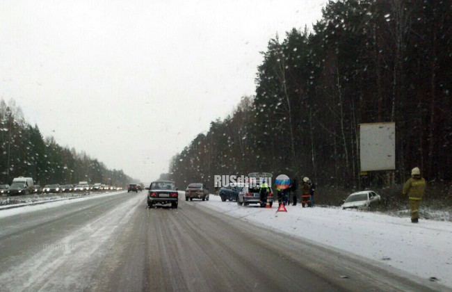 Семь автомобилей столкнулись из-за гололеда на трассе Екатеринбург-Тюмень