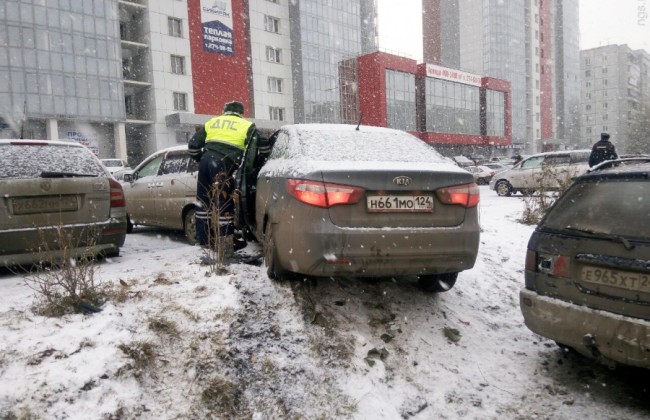 В Красноярске инспектор ГИБДД сбил пешехода