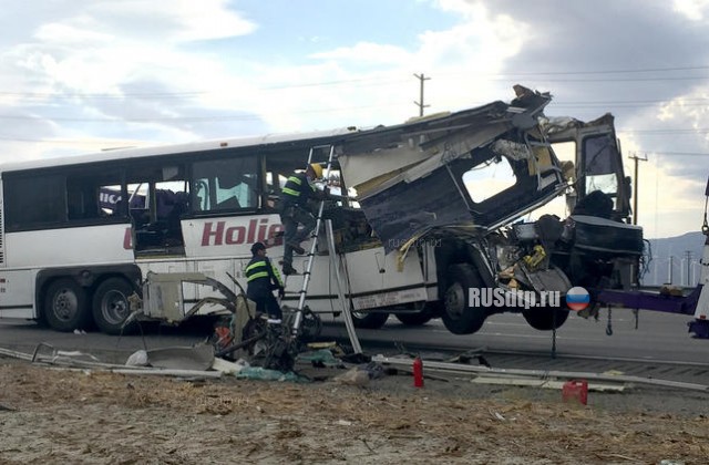 В Калифорнии в ДТП с участием автобуса и грузовика погибли 13 человек
