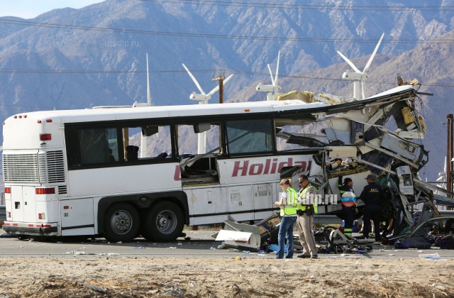 В Калифорнии в ДТП с участием автобуса и грузовика погибли 13 человек