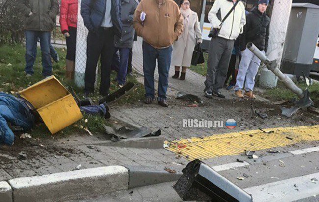 ФОТО: в Химках автомобиль сбил двух человек на пешеходном переходе
