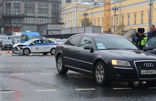 В Москве автомобиль полиции столкнулся с правительственной иномаркой