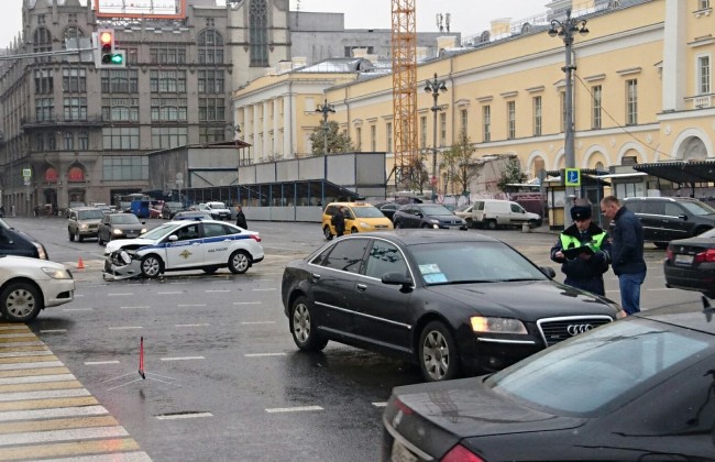 В Москве автомобиль полиции столкнулся с правительственной иномаркой