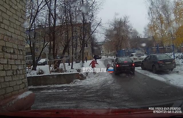 В Чебоксарах девочка попала под колеса машины, катаясь на ледянках