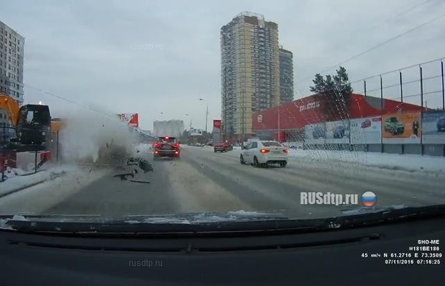 На Югорском тракте в Сургуте автомобиль столкнулся с экскаватором. Видео