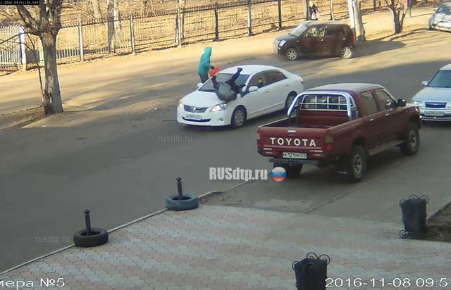 ВИДЕО: в Комсомольске-на-Амуре автомобиль сбил пожилую женщину