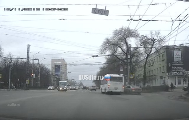 \&#187;Тормози-тормози!\&#187;: в Воронеже автобус столкнулся с автомобилем